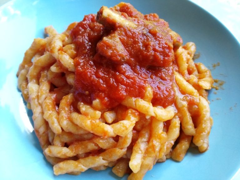 Fusilli Irpini Al Sugo E Costine Un Gustoso Primo Piatto Della