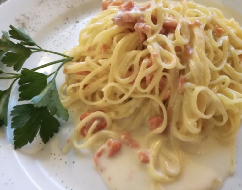 Tagliatelle Al Salmone Cremose Senza Panna Il Trucco Svelato Dagli Chef Per Un Piatto Per Le Feste Unico E Buonissimo Piu Donna