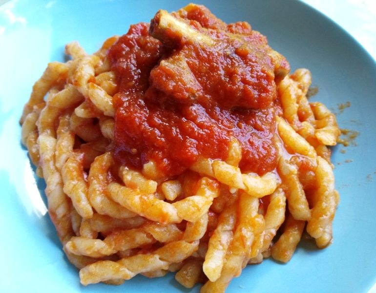 Fusilli Irpini Al Sugo E Costine Un Gustoso Primo Piatto Della Tradizione Ecco L Antico Trucco Per Un Sugo Corposo E Saporito Piu Donna